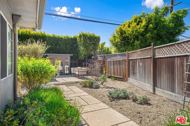 Building Photo - 7038 Dume Dr