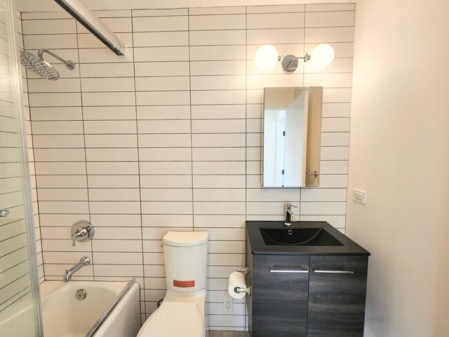 Building Photo - Meticulously renovated 2 bedroom duplex home in central San Mateo