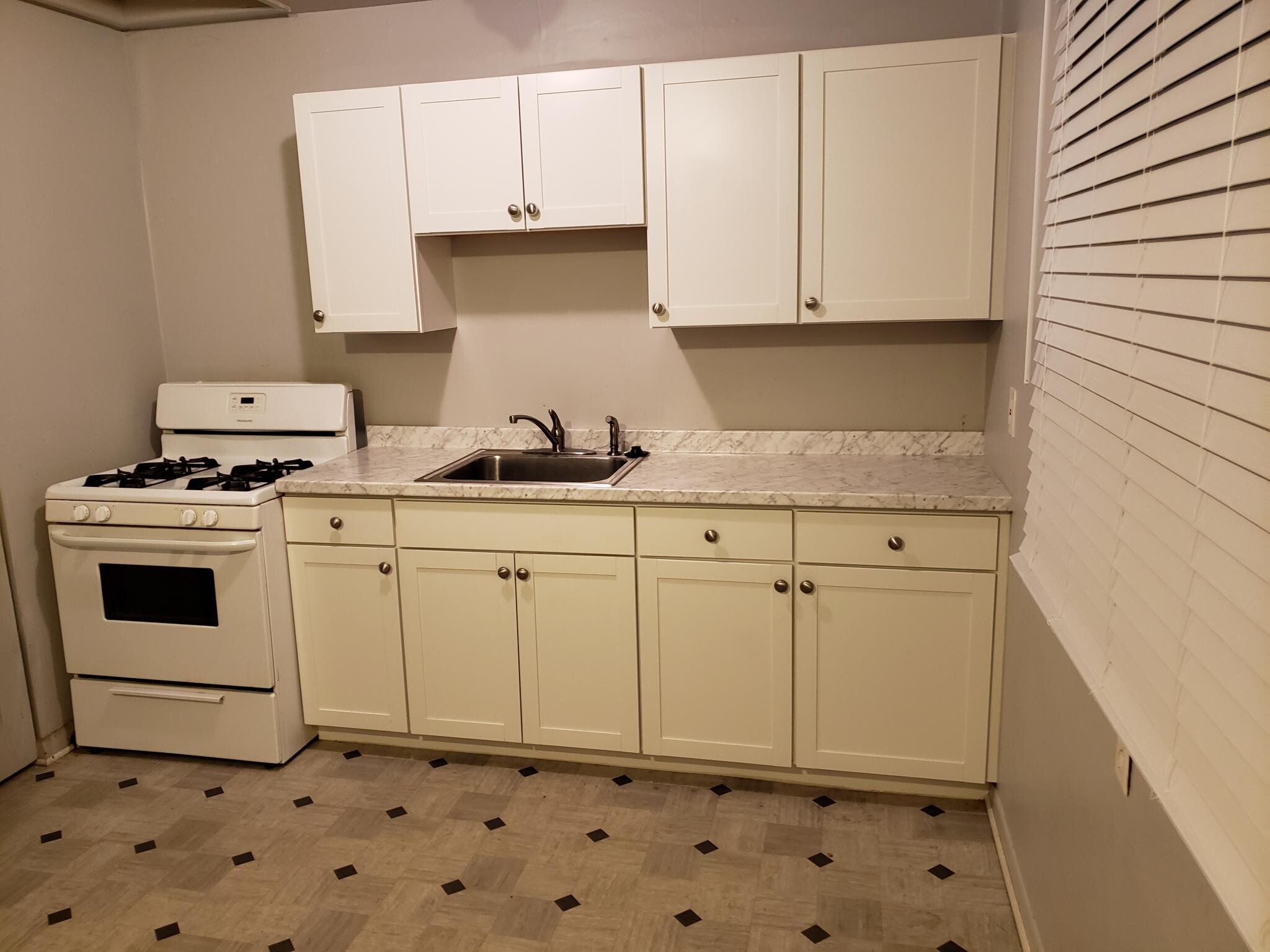 Building Photo - 10631 Saratoga st