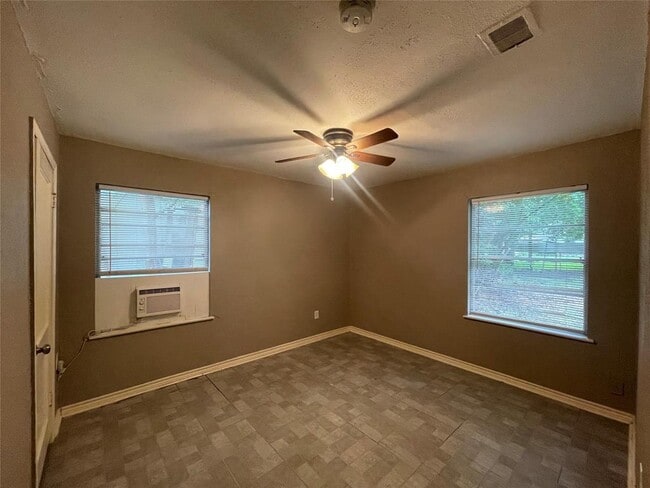 Building Photo - 5314 Dewberry St