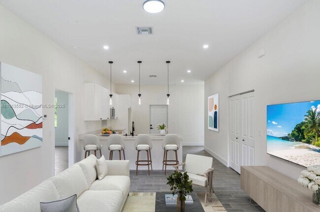 Building Photo - 710 Peacock Ave