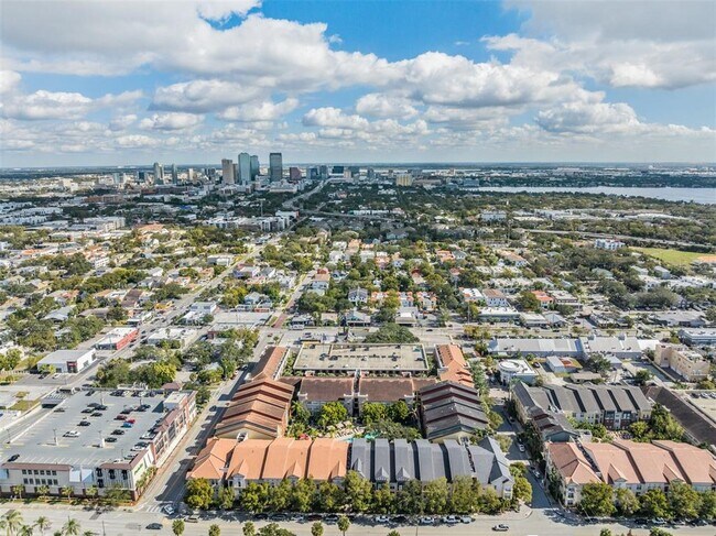 Building Photo - 2410 W Azeele St