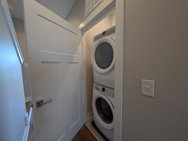 Building Photo - End-unit townhome in Bryant Park Terrace! 2-beds, 2-full baths, and 2-half baths.