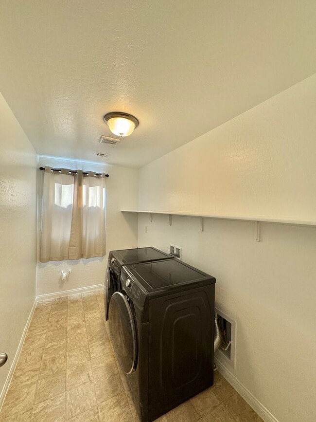 Building Photo - Newer Home with Gated Community Single Fam...