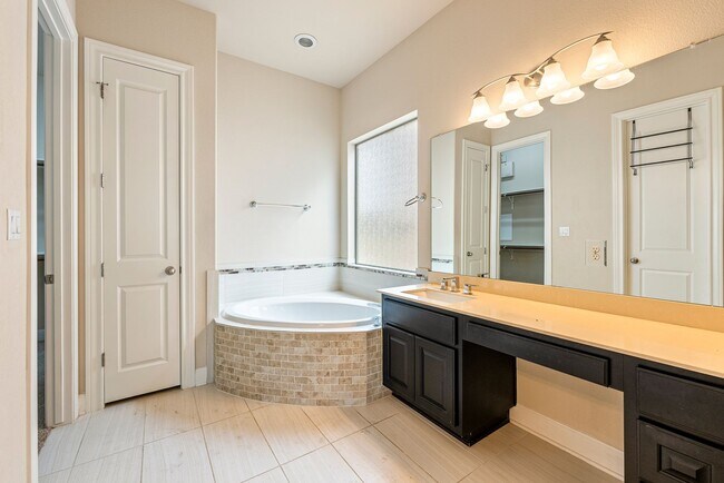 Building Photo - Luxurious 4 bedrooms 3 bathrooms home in L...