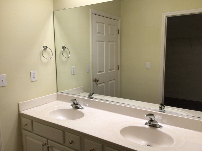 Building Photo - 5470 Regent Village Dr
