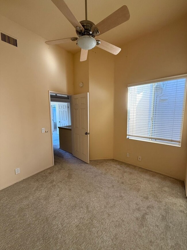 Building Photo - Beautiful 2 Bed, 2.5 Bath Townhome in Desi...