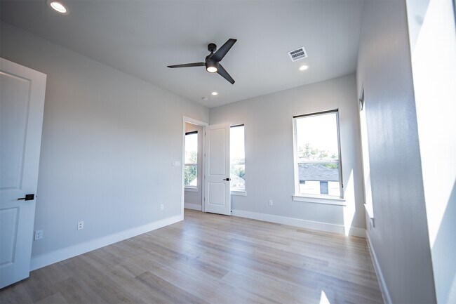 Building Photo - 3738 Mainer St