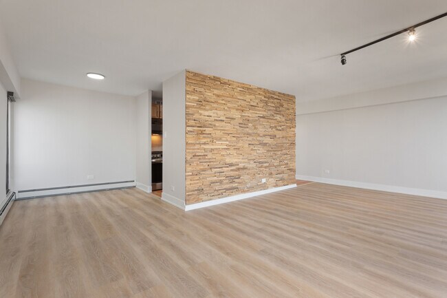 Building Photo - 6166 N Sheridan Rd