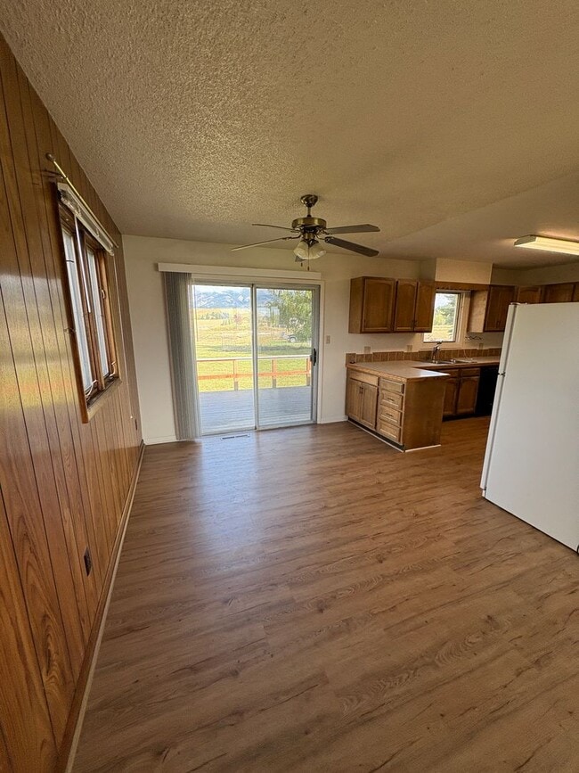 Building Photo - 4 bedroom, 2 bathroom Home with Beautiful ...