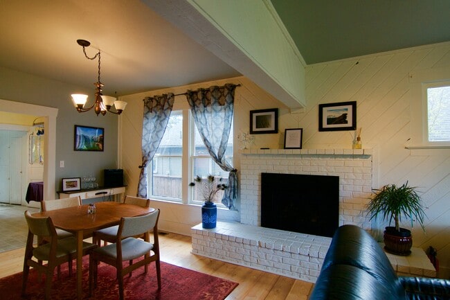 Building Photo - Charming 2-Bedroom Home Near Downtown Bellingham – Private Yard & Cozy Living
