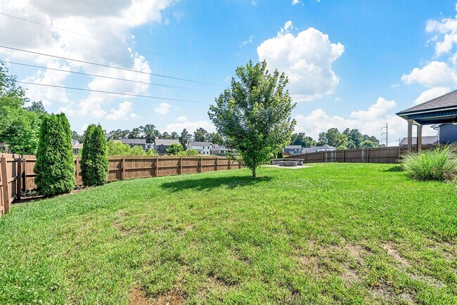 Building Photo - Pet Friendly Three Bedroom with Bonus!