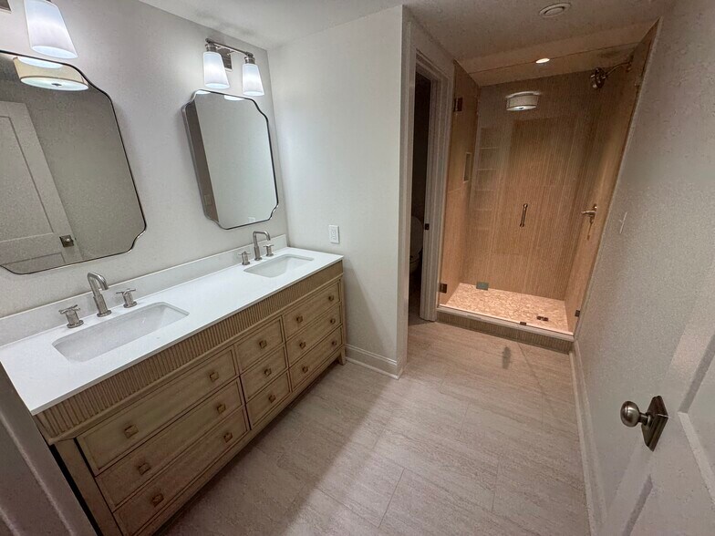 Building Photo - 886 Moore Rd