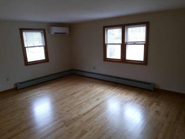 Building Photo - 121 King Philip Rd