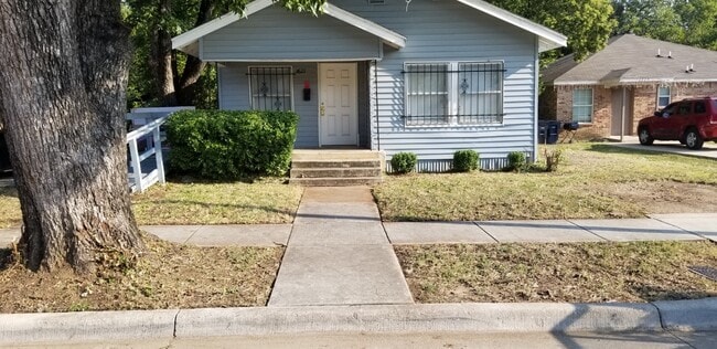 Building Photo - Two bedroom One Bathroom Single-family home 76105