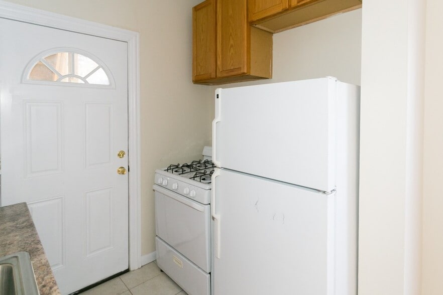 Building Photo - 629 W Barry Ave