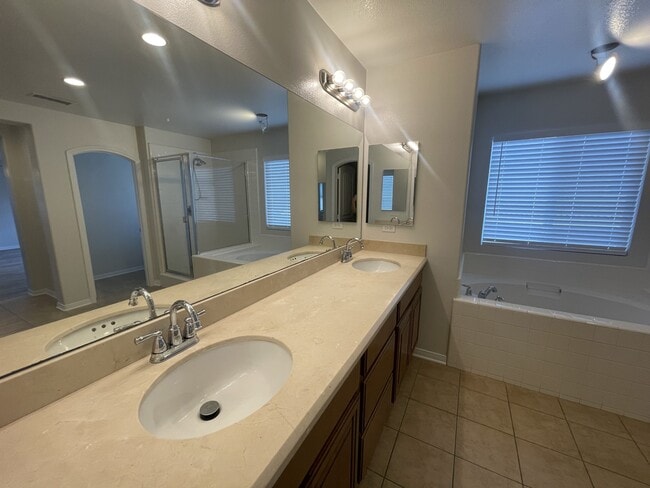 Building Photo - 37280 Parkway Dr