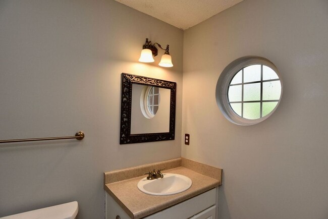 Building Photo - 121 Laurenburg Dr