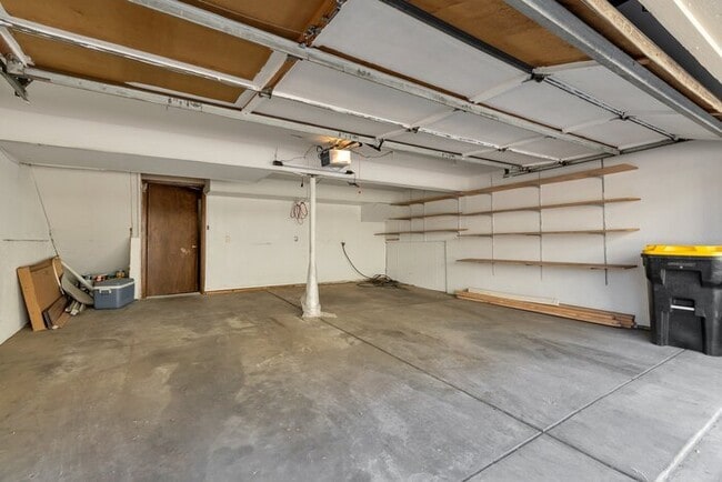 Building Photo - 2 bed 1 bath Townhome with a 2 car garage