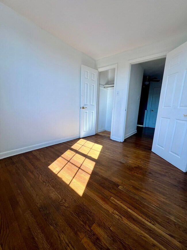 Building Photo - Stunning 3-Bedroom Townhome with Garage in Brookhaven! Available NOW!