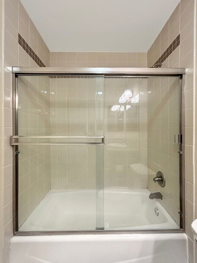 Building Photo - Upgraded 1B/1BA Condo in La Jolla W/ Parki...