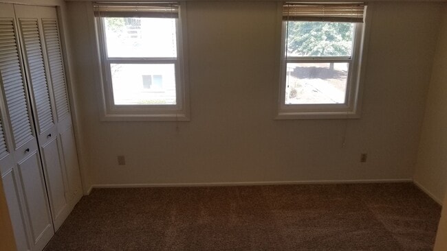 Building Photo - FREE RENT! 2x1 Townhome on Miller St S