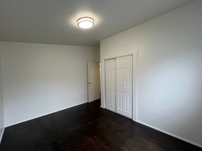 Building Photo - Three Bedroom House