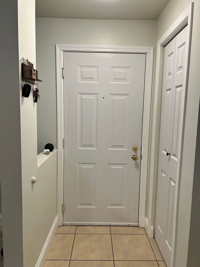 Building Photo - Welcome to Renton Ridge, 3 bed 2 bath with...