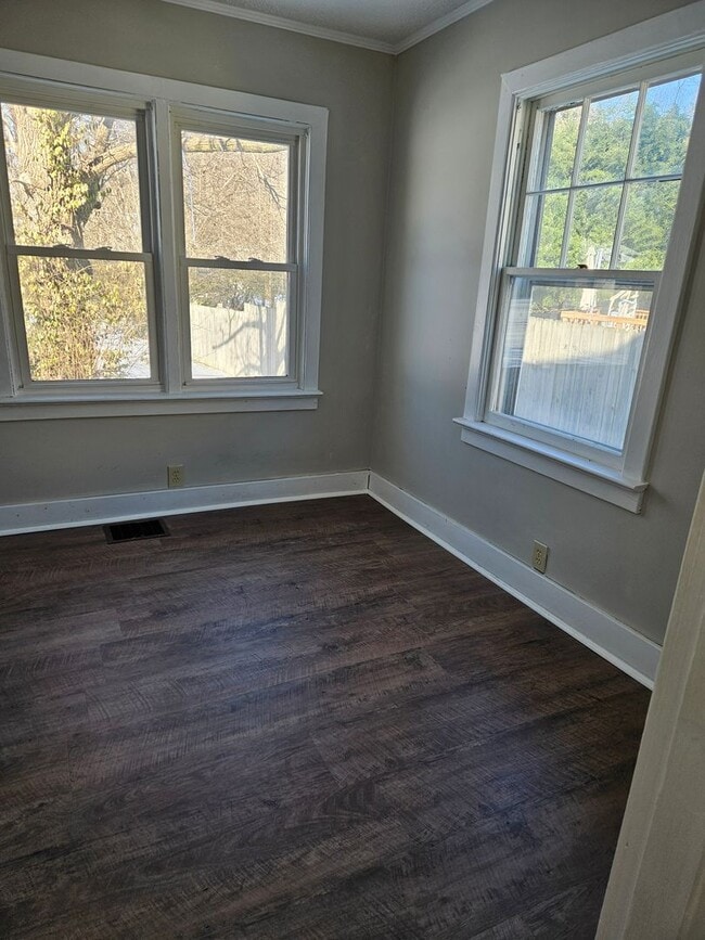 Building Photo - Large Cape Cod