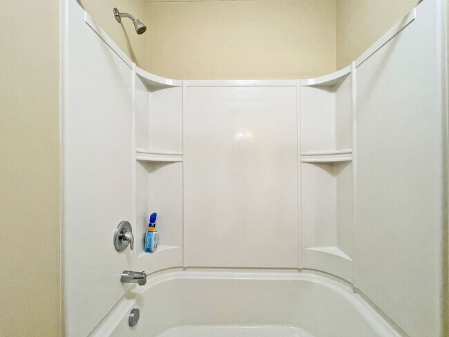 Building Photo - Spectacular SPACIOUS 3 Bedroom Plus Giant ...