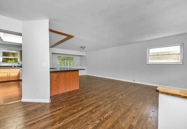Building Photo - Anderson - Updated and spacious 3 bed 2.5 ...