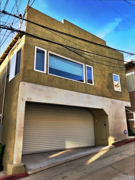 Front and Garage - 217 Kelp St