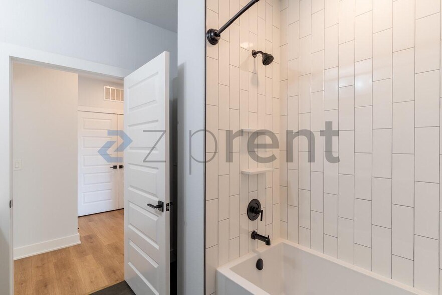 Building Photo - Unit 523