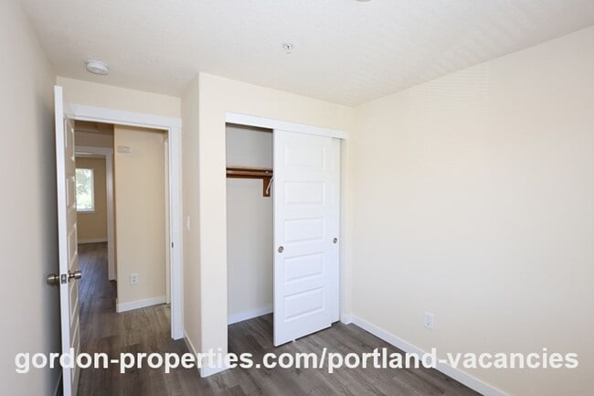 Building Photo - SE 121st Ave- 3 bedroom townhome with gas fireplace