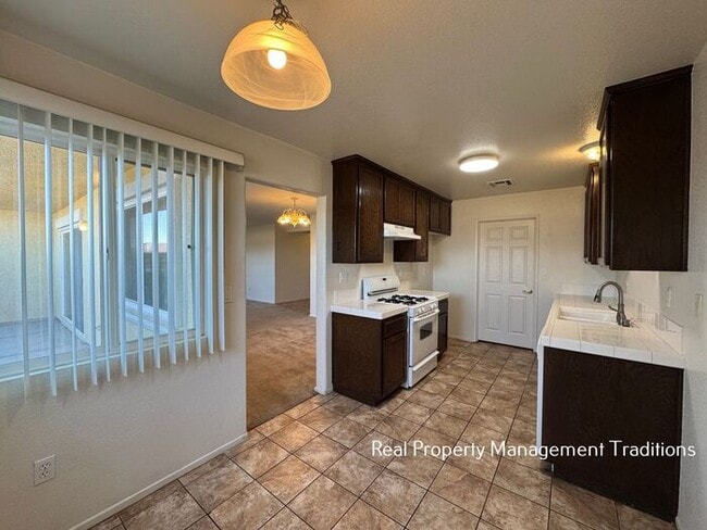 Building Photo - Spacious 4 + 3 Townhouse in Rosamond - Ask...