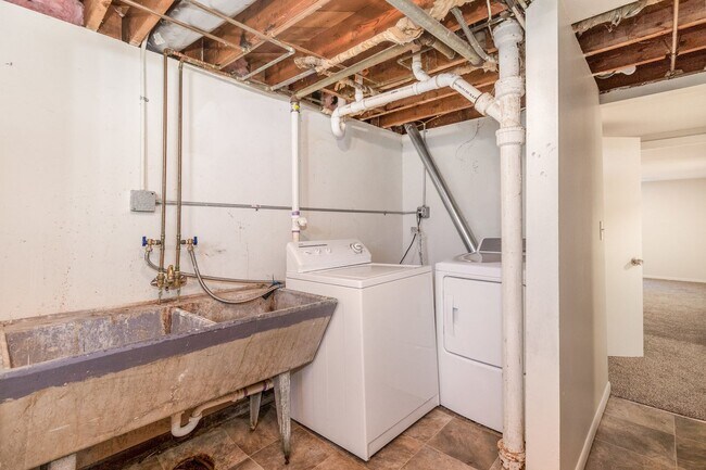 Building Photo - Spacious 5bed|2bath Home w/ Large Backyard & Garage