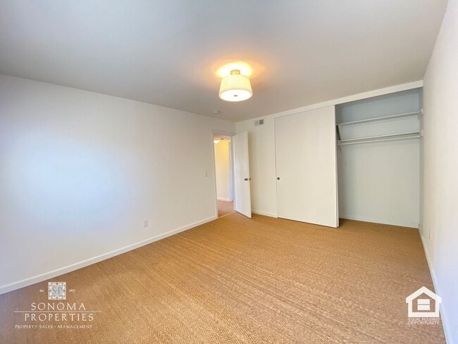 Building Photo - Ground Floor Condo on Sonoma's East Side