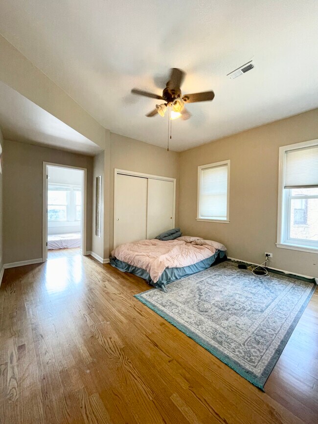 Building Photo - 4214 N Kenmore Ave