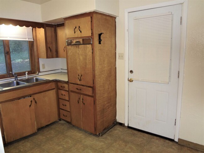 Building Photo - 2 Bed, 2 Bath On Campus.  PRICE REDUCED
