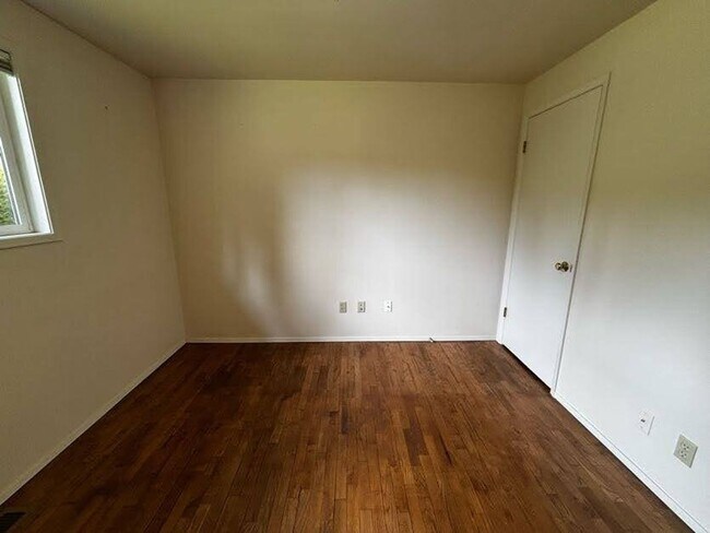 Building Photo - Charming 3-Bedroom Rambler with Spacious Yard & Convenient Location