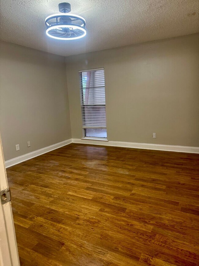 Primary Photo - New Listing!