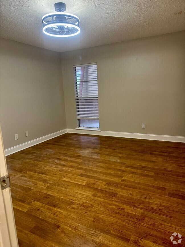 Building Photo - New Listing!