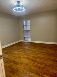 Building Photo - New Listing!