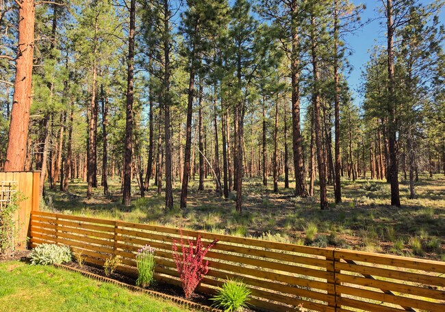 Building Photo - 3 Bed/2 Bath Single Level Home in Sisters! - Backs Up to Deschutes National Forest