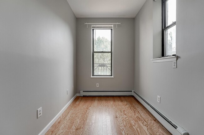 Building Photo - 813 Park Ave