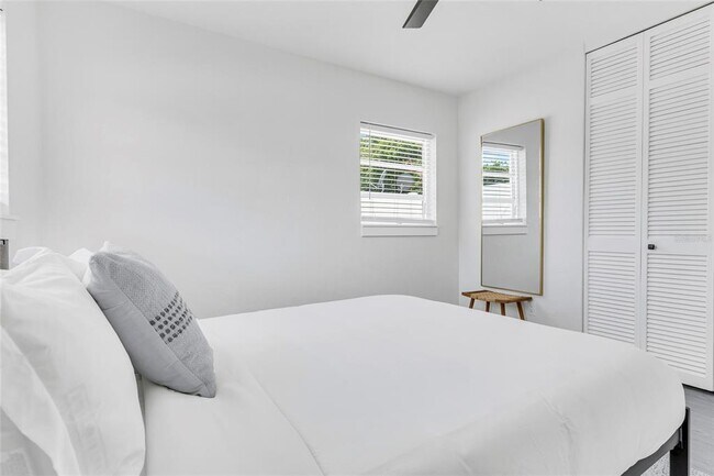 Building Photo - 1921 Fern Ave