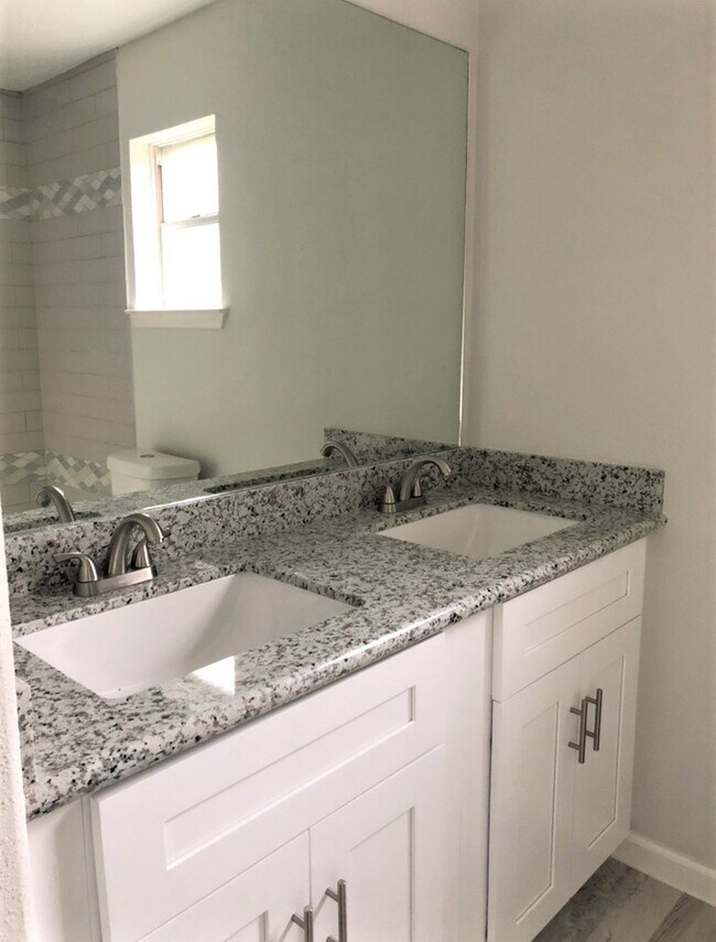 Building Photo - 1919 Oakwell Ln