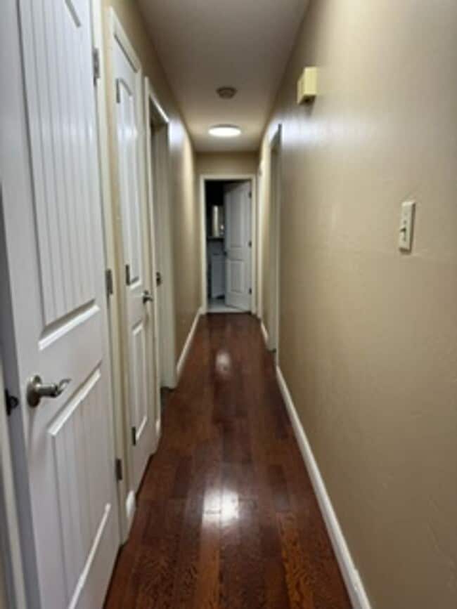 Building Photo - Spacious home