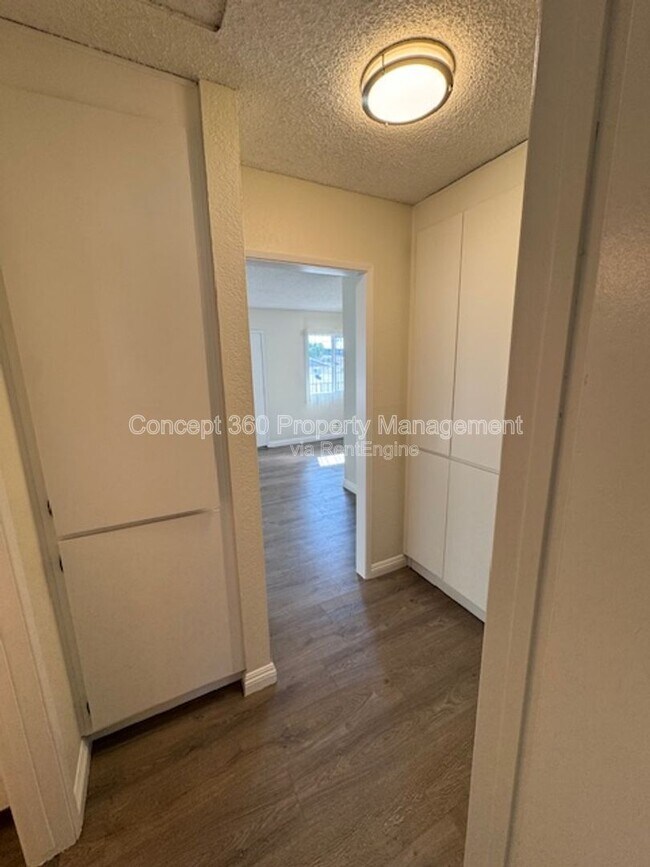 Building Photo - 9421 Cedar St