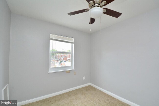 Building Photo - 115 33rd St NE